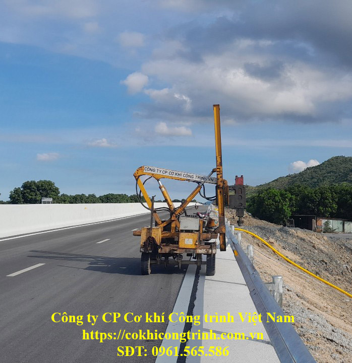 Thi công lắp đặt hộ lan tôn sóng cho cao tốc Nha Trang - Cam Lâm